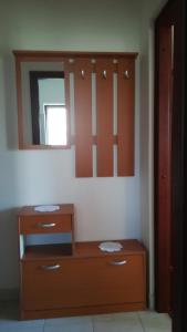 Habitación con tocador de madera y espejo. en Guest House Krševan en Zadar