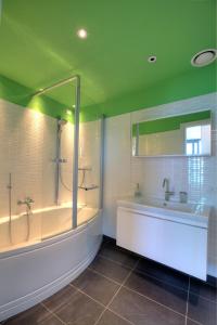 La salle de bains est pourvue d'une baignoire, d'une douche et d'un lavabo. dans l'établissement Sant’Andrea Penthouse, à Menaggio