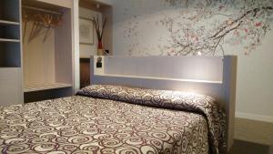 เตียงในห้องที่ Albergo Suisse Bellevue