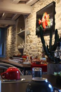 A restaurant or other place to eat at Capitainerie Clos Morin