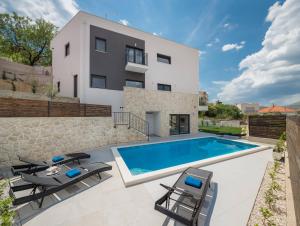 Bazén v ubytovaní Villa Salt - 10 people, heated pool, Trogir, near beach & Split airport alebo v jeho blízkosti