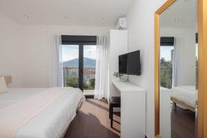 Llit o llits en una habitació de Villa Salt - 10 people, heated pool, Trogir, near beach & Split airport