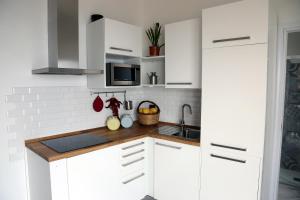 維耶特里的住宿－La Prua，白色的厨房配有白色橱柜和水槽