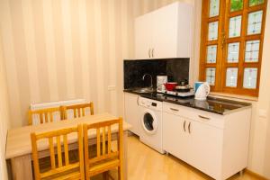 Kuchyň nebo kuchyňský kout v ubytování Holiday Rooms