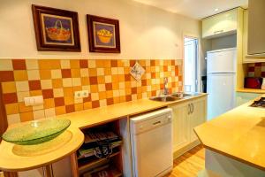Kuchyň nebo kuchyňský kout v ubytování Olivia Apartment by Hello Homes Sitges