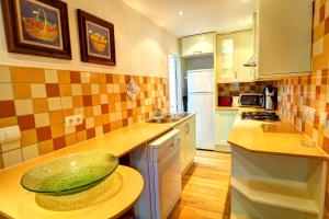 Kuchyň nebo kuchyňský kout v ubytování Olivia Apartment by Hello Homes Sitges
