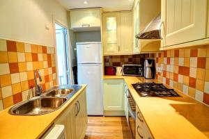 Kuchyň nebo kuchyňský kout v ubytování Olivia Apartment by Hello Homes Sitges