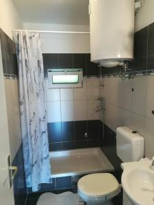a bathroom with a tub and a toilet and a sink at Apartman Nina in Turanj