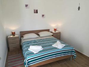 um quarto com uma cama com duas toalhas em Apartman Nina em Turanj