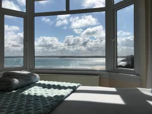 una camera con letto e vista sull'oceano di Palma Guest House a St Ives