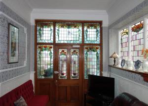 a living room with a door with stained glass at The Winchester in Great Yarmouth