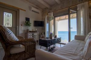 TV a/nebo společenská místnost v ubytování Paxos Sunrise Villas