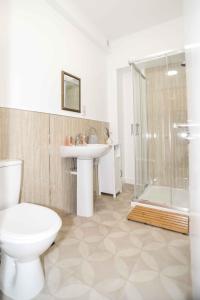 Un baño con inodoro, lavabo y ducha. en Stafford Modern Apartment, en Aberdeen 9 fotos más
