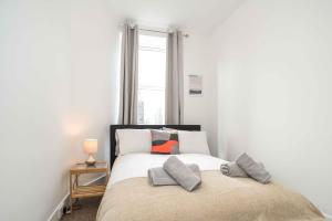 um quarto com uma cama com duas almofadas em Stafford Modern Apartment em Aberdeen
