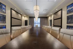 een vergaderzaal met een lange tafel en stoelen bij Cypress Bayou Casino Hotel in Franklin