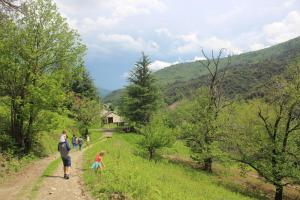 a group of people walking down a dirt road at L'école des Cévennes, "la maison" in Saint-Privat-de-Vallongue