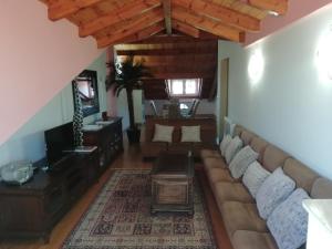 TV a/nebo společenská místnost v ubytování Boleta A 5 minutos de León, casa con jardín