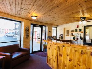 a bar in a restaurant with a couch and a counter at Amber's Inn and Suites in Wisconsin Dells