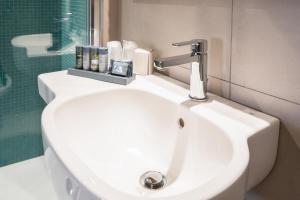 リオマッジョーレにあるStellio Affittacamere - Guest Houseのバスルーム(白い洗面台、蛇口付)