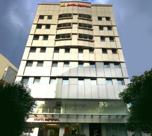 un edificio blanco alto con un cartel encima en Hotel Imperial, en Kuala Lumpur