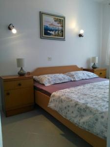 sypialnia z łóżkiem i zdjęciem na ścianie w obiekcie Apartment Bozac w Rovinj
