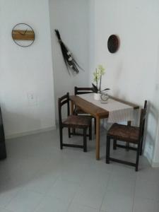 jadalnia z drewnianym stołem i krzesłami w obiekcie Apartment Bozac w Rovinj