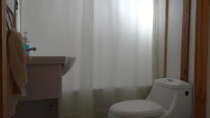 Et badeværelse på Cabañas los Canelos + 20 billeder