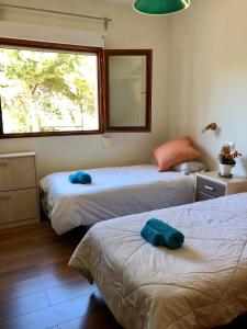 ein Schlafzimmer mit 2 Betten und Handtüchern darauf in der Unterkunft ***CHALET ALICANTE*** EXPERIENCIA UNICA in Alicante