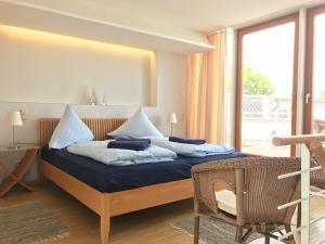 1 dormitorio con 1 cama con almohadas azules y blancas en Mini-Reihenhaus "Alte Buchdruckerei" en Heringsdorf