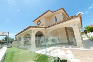 a villa with a glass floor in a building at Suimi's Hotel in Villasimius