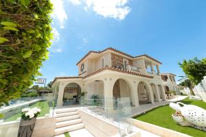 a villa with a view of the yard at Suimi's Hotel in Villasimius