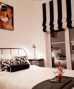 オルシュティンにあるNad Łynąのベッドルーム(白いベッド、テーブル、グラス付)