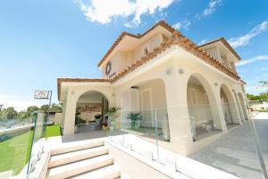 a villa with a view of the courtyard at Suimi's Hotel in Villasimius