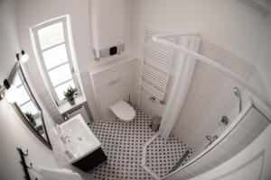 A bathroom at Rába Apartman House