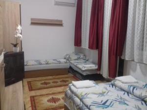 Voodi või voodid majutusasutuse Harmatcsepp Apartmanház toas