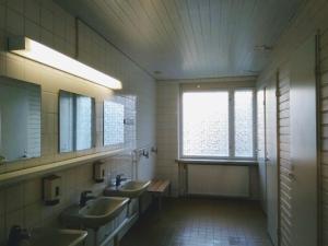 A bathroom at Hostel Vanha Koulu