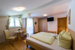 a hotel room with a bed and a small table at Gästehaus Walpurga in Russbach am Pass Gschütt
