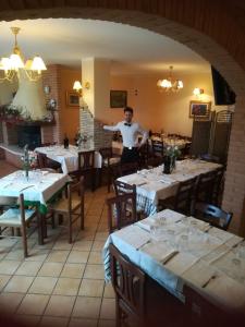 アテッサにあるAgriturismo La Ruelleの食堂に立つ男