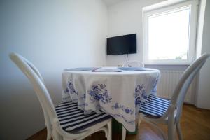 Μια τηλεόραση ή/και κέντρο ψυχαγωγίας στο Paradise with Sea View Apartment