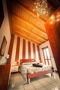 una camera con letto e soffitto in legno di casabelvedere a Valeggio sul Mincio