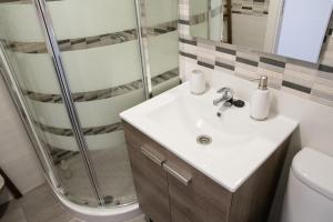 een badkamer met een wastafel en een douche bij Apart EAM Maite 3 in Benalmádena