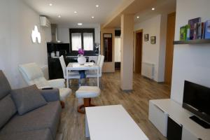 TV a/nebo společenská místnost v ubytování Apartamentos La Muralla