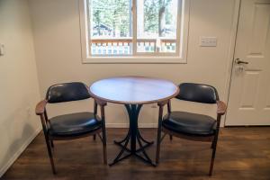a table and four chairs in a room with a window at Eagle Cap Chalets in Joseph