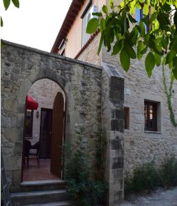 Kalamítsion AlexándrouにあるVenetian Cistern Villaの石造りの家の外入口