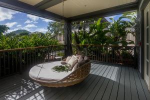 porche con hamaca en el balcón en The Island House, en Nassau