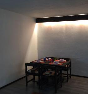 uma mesa num quarto com uma parede branca em CDMX - Great Location at Napoles em Cidade do México
