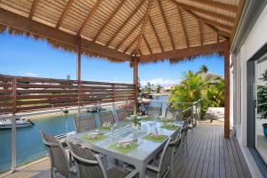 una mesa de comedor en una terraza con vistas al agua en Escape to the Coast, en Gold Coast