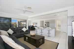 una sala de estar con un sofá y una mesa en Escape to the Coast, en Gold Coast