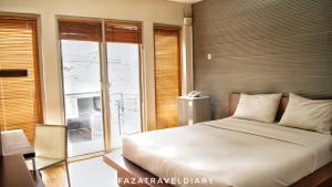 Un dormitorio con una cama grande y un balcón. en FLAT06 cipete, en Yakarta