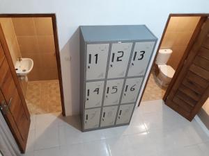 een badkamer met kluisjes in een badkamer met een toilet bij Sammy Homestay in Kuta Lombok